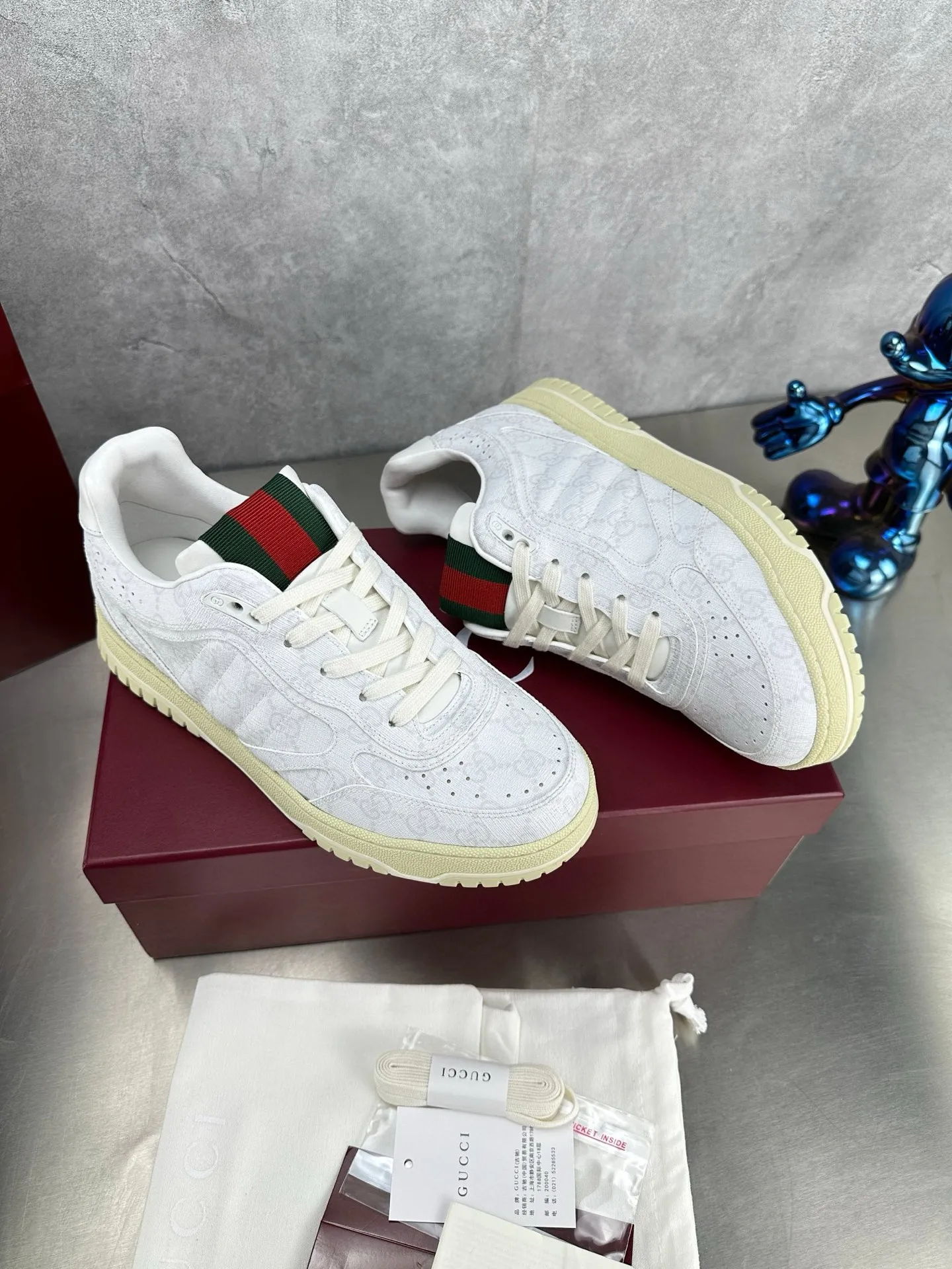 Factory price: 640💰The top version of Gucci Gucci's latest hot-selling couple's sneaker series is shipped. The original version is purchased, developed and manufactured. This high-low top sneaker adopts a basketball-style silhouette design, cleverly incorporating hollow panels and distressed effects, showing its unique ingenuity. The ingenuity incorporates brand logo details such as interlocking Double G styling accessories and Gucci lettering, a low-key tribute to the brand's design heritage. Exquisite packaging at the delivery counter 🛍📦 ▪️ Fabric: Original customized imported first-layer cowhide ▪️ Inner lining: Imported first-layer cowhide ▪️ Sole: Original molded TPU sole ▪️ Sole thickness: 3cm ▪️ Size: Women's 35-41 Men's 38-45 (Female 41, Men 38 45 customized) ▪️ p